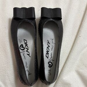 DKNY Black Crocodile-Embossed Bow Ballet Flats rain shoes 6